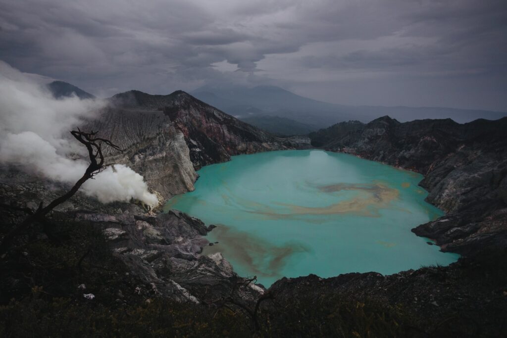 Вулкан Кава Иджен: Природное чудо Индонезии