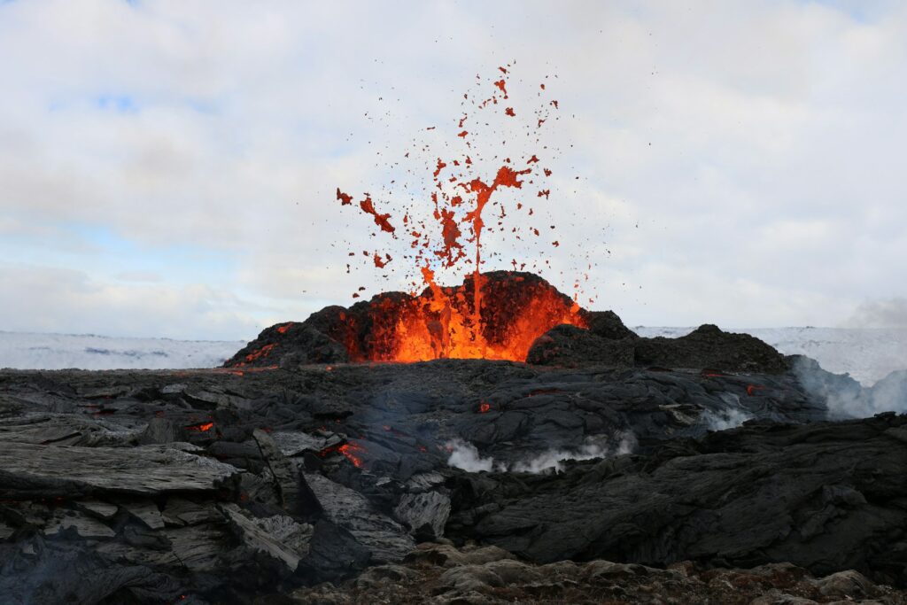 Как вести себя в случае извержения вулкана: полезные рекомендации