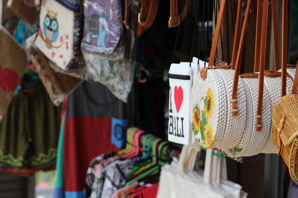 Покупка сувениров и поиск выгодных предложений - отличный способ провести день на Бали. Когда план по экскурсиям выполнен, самое время запастись лакомствами и безделушками на лучших рынках Бали.