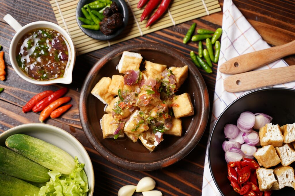 Соус самбал, один из кулинарных символов Юго-Восточной Азии, имеет богатую и историю. Само название соуса заимствовано из яванского языка “sambel”. Главный ингредиент этого соуса — перец чили.
