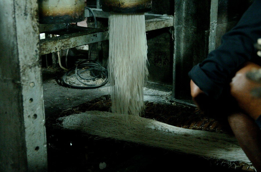 Лапша “Mi/Mie Lethek" действительно имеет уникальное название. "Mi/Mie" на индонезийском означает "лапша", а "Lethek" в переводе с яванского означает "грязный" или "тусклый". Это связано с ее необычным цветом, который она приобретает из-за использования традиционной техники изготовления без каких-либо красителей и консервантов.