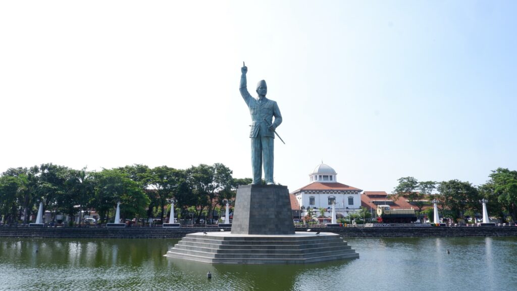 Удивительно думать об этом, но совсем недавно Индонезия была всего лишь нидерландской колонией. Еще и целого века не прошло с момента освобождения страны от колониального гнета. И одну из ведущих ролей в этом освобождении сыграл Кусно Сосродихарджо, вошедший в историю под именем Сукарно.