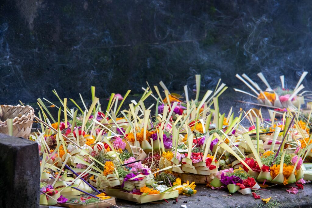 Исследуйте уникальное религиозное наследие острова Бали, его традиции, ритуалы, и храмы, отражающие гармоничное сочетание индуизма и местных культов.