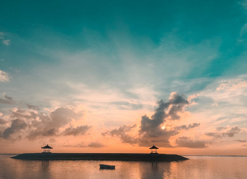 В Сануре нет шумных вечеринок и серферов. Но он не такой уединенный, как Ловина, и не такой роскошный, как Нуса Дуа. И все же у этого курорта есть много других преимуществ. Давайте взглянем на один из самых спокойных пляжей Бали.
