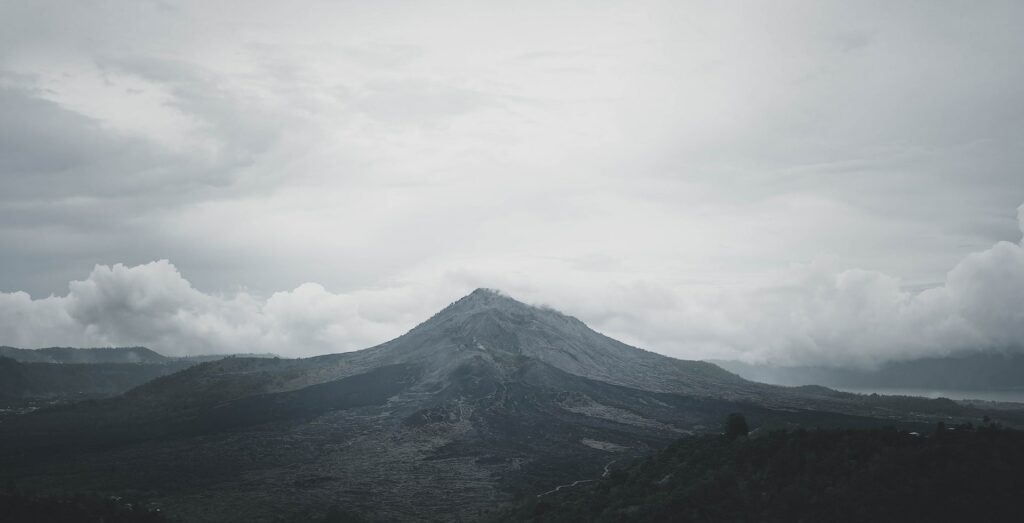 Вулканы Бали несколько столетий играют важную роль в религиозных обрядах местных жителей. Туристы их тоже полюбили. И сейчас горная цепь в центре острова стала одним из самых узнаваемых символов Бали.