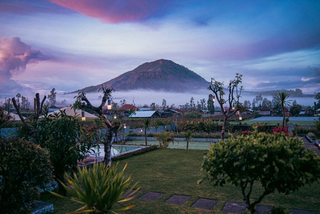 Кинтамани — небольшой и довольно скромный район, расположенный на северо-востоке острова Бали. Этот район не популярен у туристов, и здесь не будет изобилия привычных развлечений вроде магазинчиков, спа-салонов или серф-школ. Зато в этом районе можно изучить глубинную культуру Бали, познакомиться с необычным народом Бали-Ага и подняться на вершину опасного вулкана Батур.