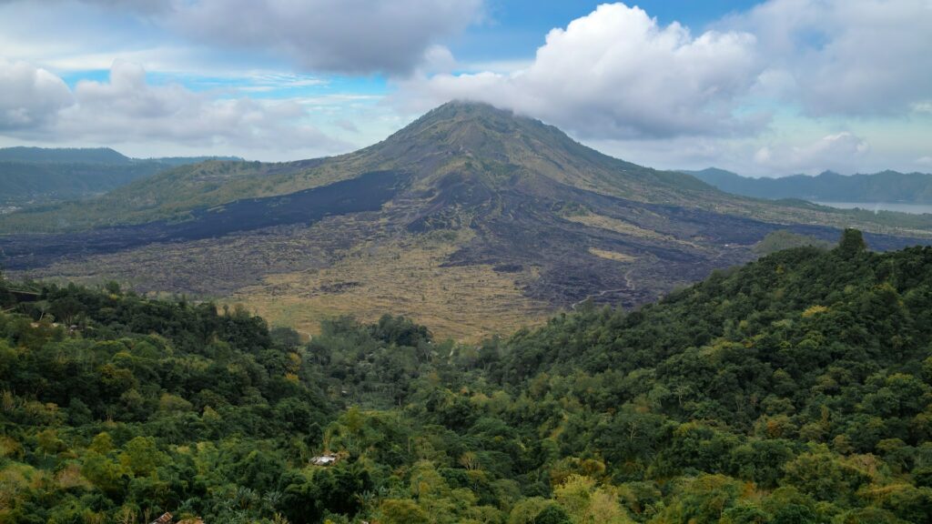 Вулканы Бали несколько столетий играют важную роль в религиозных обрядах местных жителей. Туристы их тоже полюбили. И сейчас горная цепь в центре острова стала одним из самых узнаваемых символов Бали.