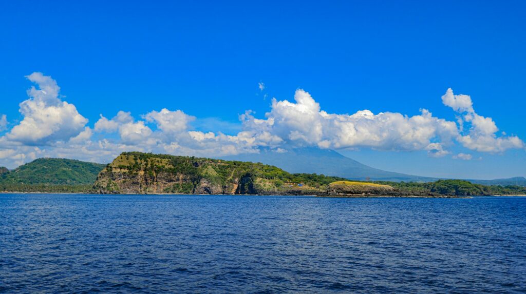 На берегу небольшой бухты на восточном побережье Бали уютно расположился курортный городок Чанди-Даса (или как его чаще называют путешественники, Чандидаса). Он не так популярен, как районы, расположенные ближе к югу острова, но обладает своим уникальным шармом.